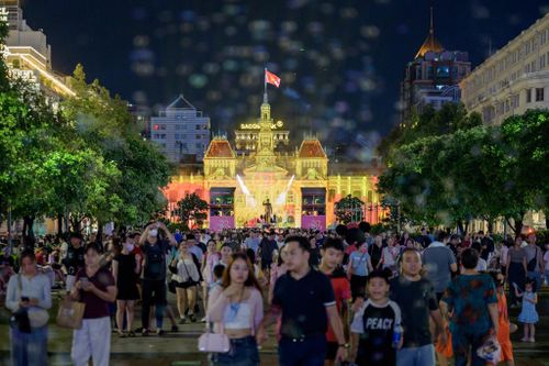 Từ buổi chiều, nhiều người đến sớm để tìm kiếm vị trí đẹp. Những nơi "đắc địa" để có tầm nhìn thuận lợi nhất là phố đi bộ Nguyễn Huệ, Bến Bạch Đằng hay Công viên Sáng tạo đều chật kín. Cơn mưa khá lớn cũng không ngăn được sự háo hức của đám đông. Chia sẻ với Tri Thức - Znews, chị Thu Cúc (phường Nhiêu Lộc) nói: "Tôi đến đây rất sớm để chờ xem pháo hoa chào mừng 50 năm thành phố mang tên Bác. Trời mưa cũng không ngại vì đây cũng là dịp để cả gia đình bên nhau". Ảnh: Hoài Bảo.