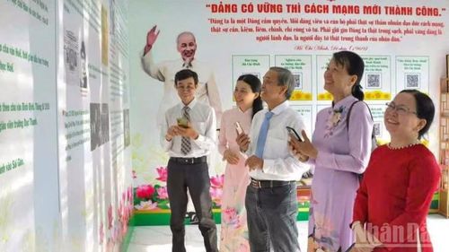 Quét mã QR tìm hiểu về cuộc đời, thân thế, sự nghiệp của Bác Hồ ở Không gian văn hóa Hồ Chí Minh xã Bình Chánh.