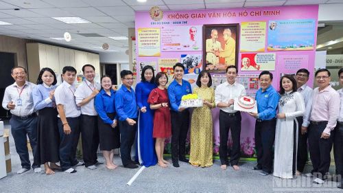Cán bộ, đảng viên Đảng ủy Liên hiệp Hợp tác xã Thương mại Thành phố Hồ Chí Minh mừng sinh nhật Bác tại Không gian văn hóa Hồ Chí Minh tại đơn vị.