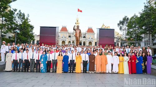 Lãnh đạo Thành phố Hồ Chí Minh dâng hoa tưởng niệm Chủ tịch Hồ Chí Minh nhân dịp kỷ niệm 50 năm thành phố Sài Gòn-Gia Định vinh dự mang tên Bác.