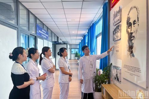 Cán bộ, nhân viên y tế Bệnh viện Đa khoa Lãnh Binh Thăng ôn lại truyền thống Bác Hồ với ngành y tại Không gian văn hóa Hồ Chí Minh trong bệnh viện.
