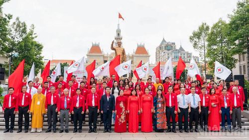 Hội Chữ thập đỏ Thành phố Hồ Chí Minh dâng hương trước Tượng đài Chủ tịch Hồ Chí Minh.