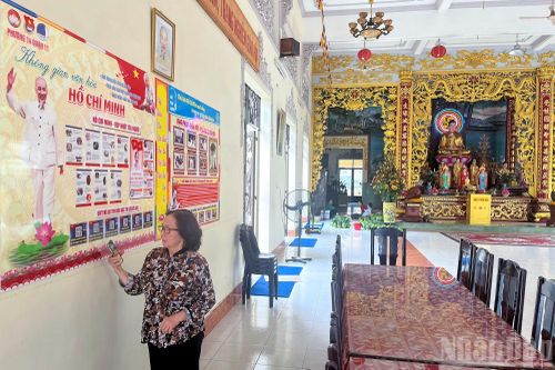 Phật tử quét QR tìm hiểu về cuộc đời, thân thế, sự nghiệp của Bác Hồ ở Không gian văn hóa Hồ Chí Minh trong chùa Giác Sanh.