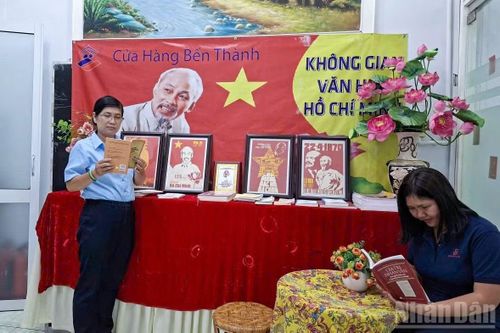 Không gian văn hóa Hồ Chí Minh tại cửa hàng Bến Thành (Saigon Co.op) nằm trong khuôn viên Chợ Bến Thành.
