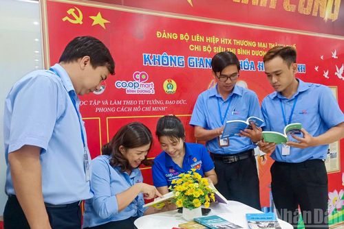 Sinh hoạt Công đoàn tại không gian văn hóa Hồ Chí Minh của Siêu thị Co.opmart Bình Dương.