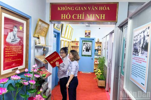 Tổ chức đọc báo Đảng tại Không gian văn hóa Hồ Chí Minh trong khuôn viên Hội Chữ thập đỏ Thành phố.