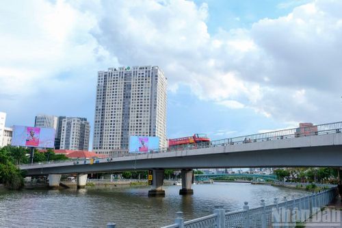 Pano, khẩu hiệu, khu vực “Năm điều Bác Hồ dạy”, góc đọc sách về Bác vào những ngày 50 năm Ngày thành phố Sài Gòn-Gia Định chính thức mang tên Chủ tịch Hồ Chí Minh.