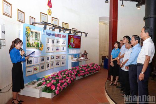 Tìm hiểu về cuộc đời, thân thế, sự nghiệp của Bác Hồ ở không gian văn hóa Hồ Chí Minh tại Tổng công ty Cấp nước Sài Gòn Sawaco.