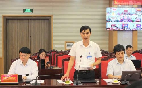 Lãnh đạo Sở Dân tộc và Tôn giáo tỉnh Sơn La phát biểu ý kiến tại cuộc họp.