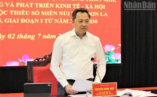Đồng chí Nguyễn Đình Việt, Chủ tịch Ủy ban nhân dân tỉnh Sơn La phát biểu kết luận cuộc họp.
