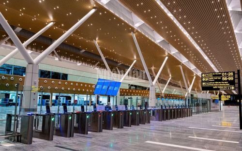 Thành phố Hồ Chí Minh cũng đã đưa nhà ga T3 vào hoạt động ở sân bay Tân Sơn Nhất. Nhà ga T3 có năng lực phục vụ khách nội địa lớn nhất nước với 20 triệu hành khách, nâng tổng công suất khai thác ở sân bay Tân Sơn Nhất lên 50 triệu khách/năm.