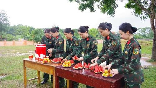 Hội Phụ nữ nhà trường chuẩn bị nước uống, hoa quả tiếp sức cho học viên sau giờ huấn luyện. (Ảnh: LÊ TUẤN)