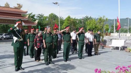 Đoàn dâng hương tưởng nhớ các Anh hùng liệt sĩ trước hội thảo xác minh thông tin liệt sĩ, mộ liệt sĩ tại hang Đá Sập.
