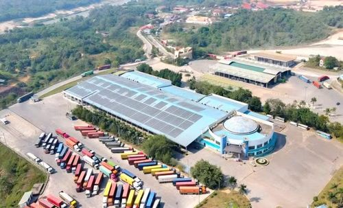 Cửa khẩu quốc tế Lao Bảo tấp nập xe cộ từ Quốc lộ 9 qua lại các nước Lào, Thái Lan.