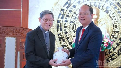 Nhân buổi gặp mặt, Bí thư Tỉnh ủy Cà Mau Nguyễn Hồ Hải (bên phải) đã trao tặng quà lưu niệm cho Đức Hồng y Luis Antonio Gokim Tagle.