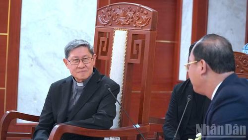 Đức Hồng y Luis Antonio Gokim Tagle (bên trái) trao đổi với lãnh đạo tỉnh Cà Mau.