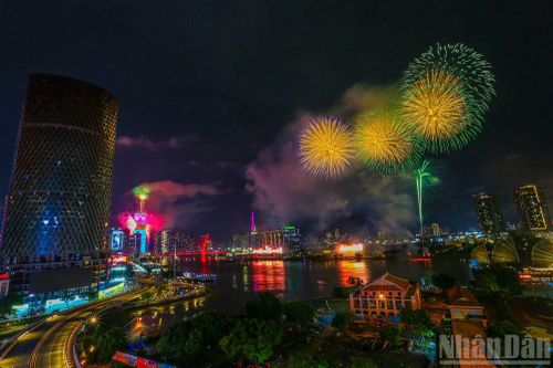  Đúng 21 giờ, chương trình pháo hoa﻿ nghệ thuật tại 16 điểm﻿ nhân dịp kỷ niệm 50 năm Thành phố mang tên Bác trong niềm hân hoan của người dân thành phố. 