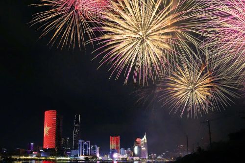 Pháo hoa rực sáng đánh dấu thời khắc quan trọng của Thành phố mang tên Bác Hồ kính yêu. Ảnh: Phương Nghi