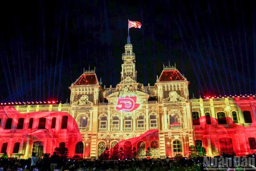  Người dân từ nhiều khu vực đổ về trung tâm Thành phố Hồ Chí Minh để xem chương trình bắn pháo hoa và trình diễn ánh sáng 3D mapping chào mừng kỷ niệm 50 năm Ngày thành phố Sài Gòn-Gia Định﻿ chính thức vinh dự mang tên Chủ tịch Hồ Chí Minh. 