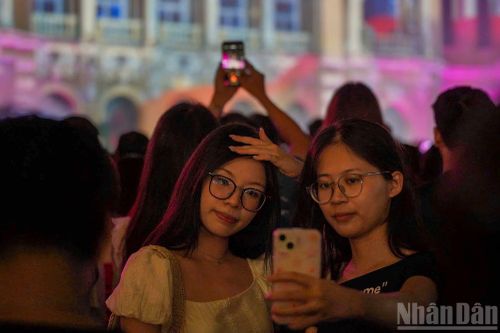 Để chờ xem chương trình bắn pháo hoa và trình diễn ánh sáng 3D mapping chào mừng kỷ niệm 50 năm Ngày Thành phố Sài Gòn-Gia Định chính thức vinh dự mang tên Chủ tịch Hồ Chí Minh (2/7/1976-2/7/2026).