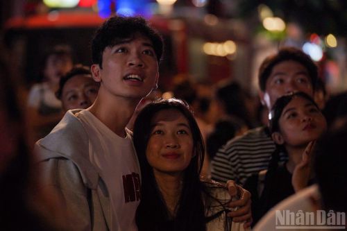 Người dân mãn nhãn với màn pháo hoa rực rỡ kỷ niệm 50 năm Thành phố mang tên Bác.