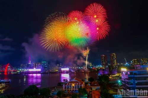Những màn pháo hoa rực sáng trên bầu trời Thành phố Hồ Chí Minh mừng 50 năm Thành phố mang tên Bác.