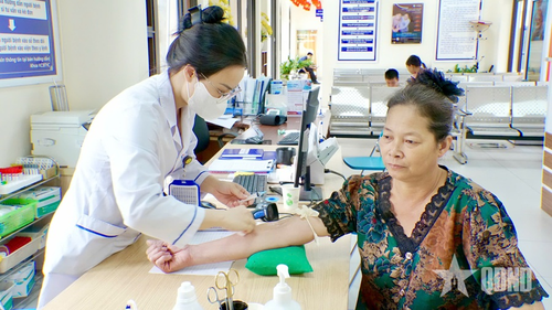 Bác sĩ Bệnh viện Hữu Nghị (Hà Nội) thăm khám cho bệnh nhân. Ảnh do Bệnh viện cung cấp