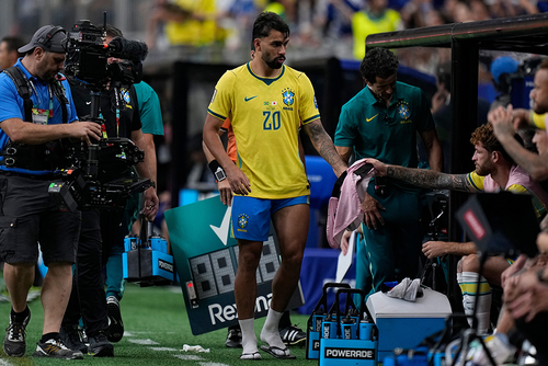 Lucas Paqueta rời sân vì chấn thương trong trận Brazil gặp Nhật Bản. Ảnh: AP 