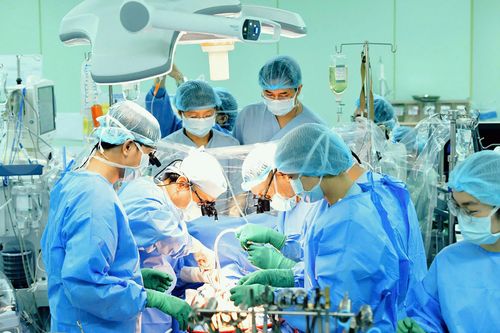 Ê kíp bác sĩ Bệnh viện Đại học Y Dược TP Hồ Chí Minh thực hiện ca phẫu thuật ghép tim.