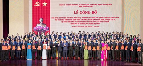 Lãnh đạo TP Hồ Chí Minh trao quyết định bổ nhiệm lãnh đạo các đơn vị hành chính cấp xã sau sáp nhập.