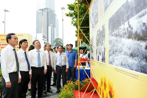 Bí thư Thành ủy TP Hồ Chí Minh Trần Lưu Quang (ngoài cùng) tham quan Triển lãm ảnh “Nam Bộ kháng chiến - Rạng ngời hào khí Việt Nam”.