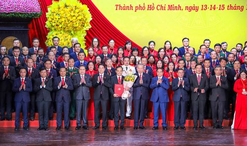 Tổng Bí thư Tô Lâm, Chủ tịch nước Lương Cường, Thủ tướng Phạm Minh Chính, Chủ tịch Quốc hội Trần Thanh Mẫn, Thường trực Ban Bí thư Trần Cẩm Tú chúc mừng Ban Chấp hành, Ban Thường vụ Thành ủy TP Hồ Chí Minh nhiệm kỳ 2025 - 2030 (tháng 10-2025).