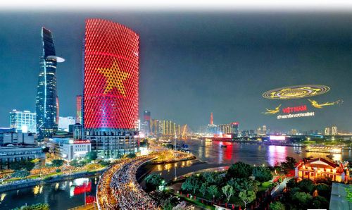 TP Hồ Chí Minh rực rỡ về đêm.