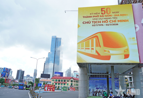 Trong những ngày này, khắp các tuyến đường trung tâm TP Hồ Chí Minh được trang trí rực rỡ chào mừng kỷ niệm 50 năm Ngày Thành phố Sài Gòn - Gia Định vinh dự mang tên Chủ tịch Hồ Chí Minh.