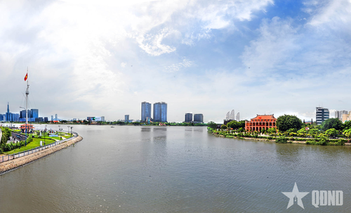 Trong quá trình phát triển, TP Hồ Chí Minh luôn kết hợp hài hòa giữa kiến trúc hiện đại và lưu giữ nét đẹp, giá trị văn hóa, lịch sử. Trong ảnh: Di tích lịch sử Bến Nhà Rồng (phải) cùng di tích Cột cờ Thủ Ngữ (trái) ở bờ sông Sài Gòn. 