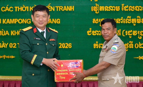  Ban Chỉ đạo 515 Quân khu 9 tặng quà thành viên Ban chuyên trách tỉnh Kampong chhnang, Campuchia. 