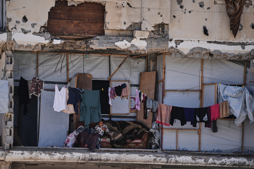  Đa số người dân Palestine tại Gaza phải rời bỏ nhà ở đi lánh nạn và sống trong cảnh đổ nát, hoang tàn. Ảnh: AP 