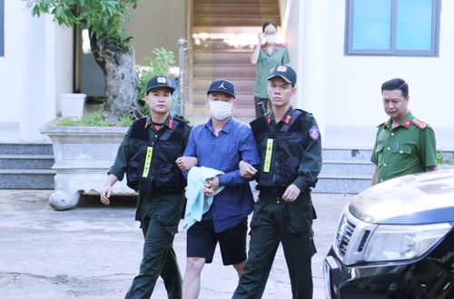 Một đối tượng bị Interpol truy nã quốc tế bị Phòng QLXNC Công an TP Đà Nẵng phối hợp các đơn vị nghiệp vụ bắt giữ ngay khi vừa nhập cảnh trái phép vào Đà Nẵng.