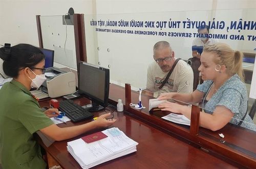 Cán bộ phòng QLXNC Công an TP Đà Nẵng hướng dẫn, giải quyết thủ tục hành chính cho người nước ngoài