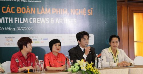 Các diễn viên trong phim "Mưa đỏ" giao lưu, trả lời các câu hỏi của các nhà báo.