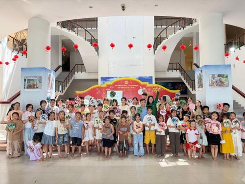 Các em thiếu nhi của Trung tâm Happy Art dến tham quan và trải nghiệm tại Bảo tàng Đà Nẵng cơ sở 2.