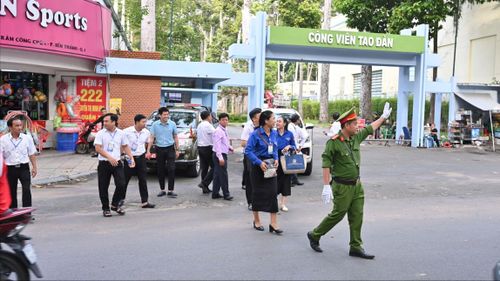  Lực lượng công an hướng dẫn đại biểu vào Hội trường Thống Nhất. Ảnh: MẠNH THẮNG 