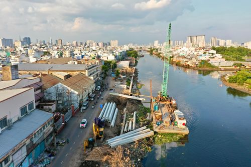  Thi công các hạng mục đầu tiên của dự án cải tạo bờ Bắc Kênh Đôi đoạn qua đường Nguyễn Duy, phường Phú Định, TPHCM, ghi nhận chiều 22-6-2026. Ảnh: HOÀNG HÙNG 