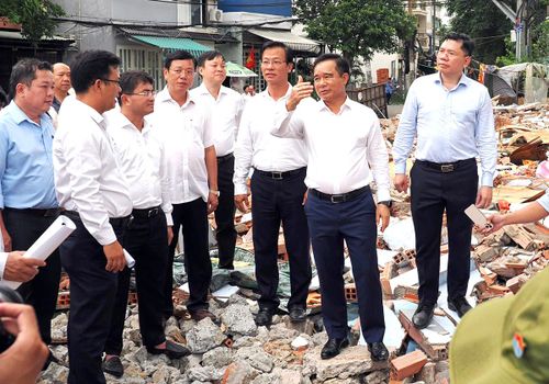  Đồng chí Nguyễn Văn Được kiểm tra tiến độ dự án rạch Xuyên Tâm vào ngày 29-6-2026. Ảnh: HOÀNG HÙNG 