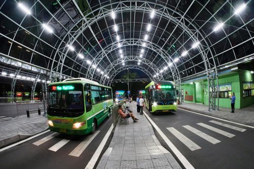  Những chuyến xe buýt miễn phí xuất phát từ Bến xe buýt Công viên 23 tháng 9 lúc 4 giờ 30 ngày 1-7, đánh dấu ngày đầu tiên TPHCM triển khai chính sách miễn phí xe buýt. Ảnh: HOÀNG HÙNG 