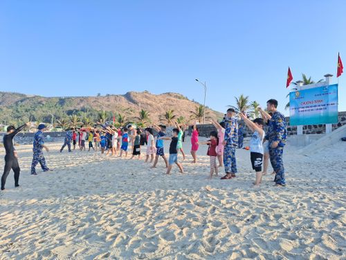 Các chiến sĩ hướng dẫn kỹ năng bơi ếch trước khi xuống nước. Ảnh: Lữ đoàn đặc công Hải quân 126