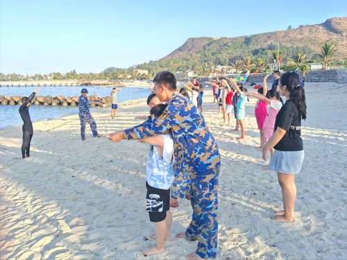 Các cán bộ, chiến sĩ hướng dẫn từng em nhỏ các động tác bơi cơ bản. Ảnh: Lữ đoàn đặc công Hải quân 126