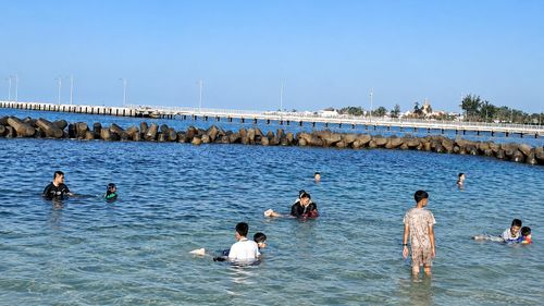 Các em tập bơi tại khu huấn luyện bơi. Ảnh: Lữ đoàn đặc công Hải quân 126