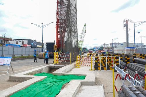  Thi công tường vây tại ga ngầm ST10 (ga Phạm Văn Bạch). Ảnh: QUỐC HÙNG 