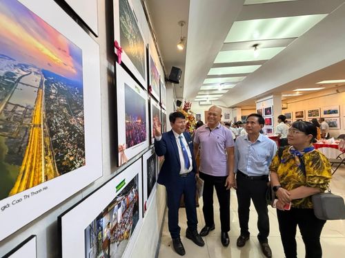  Khách tham quan triển lãm các tác phẩm đoạt giải 